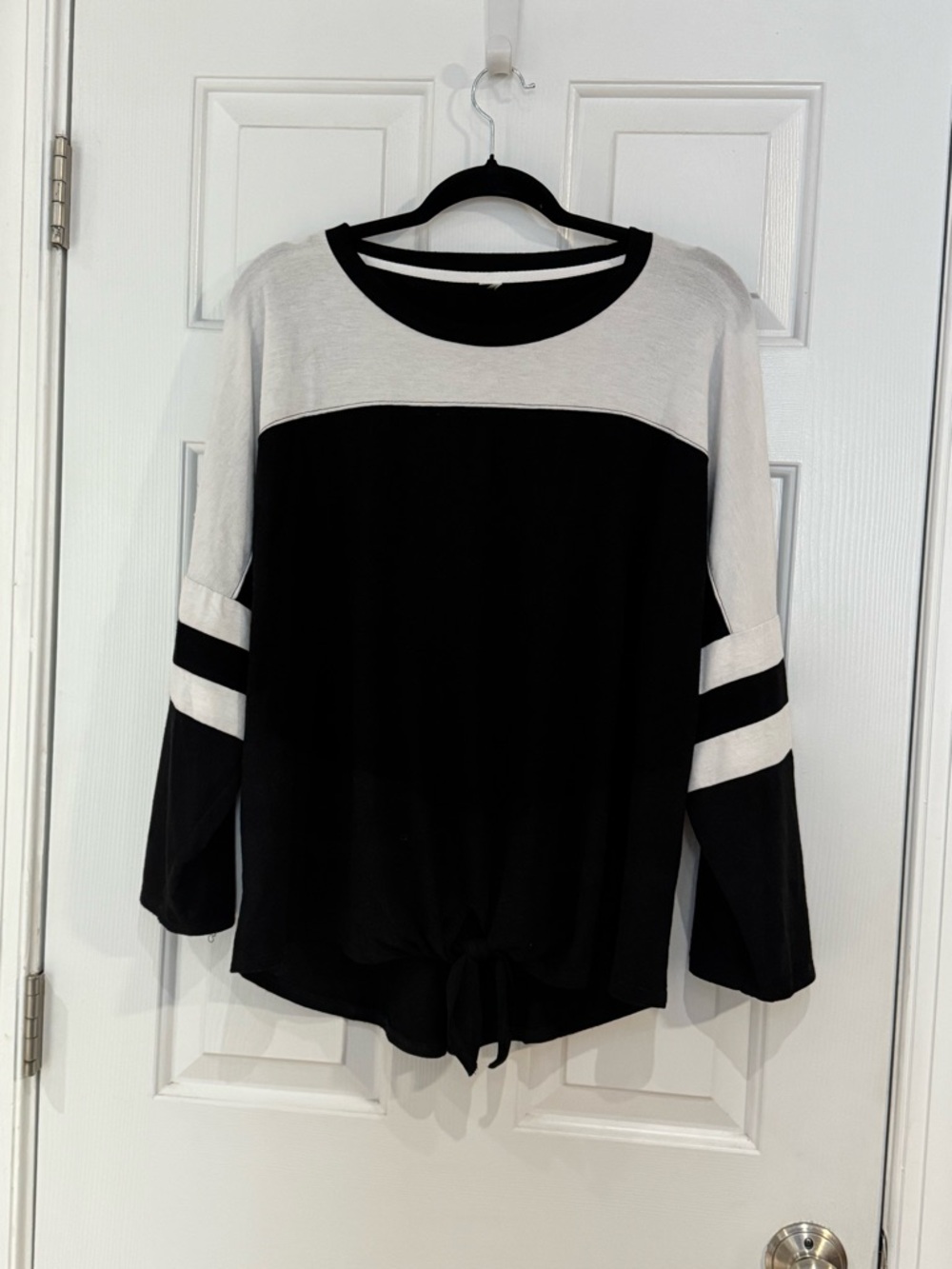 Colorblock Stretchy Black and White Long-Sleeve Tie-Hem Top